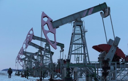 Oil tumbles 2% to 3-week low on strong dollar, profit taking