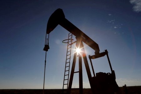 Oil prices climb on geopolitical tensions, positive economic data