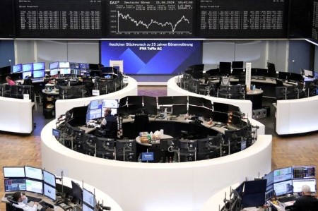 European shares start the week higher on autos, banks