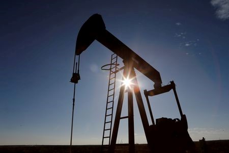 Oil settles USD1 up, war risk premium outweighs ample US stocks