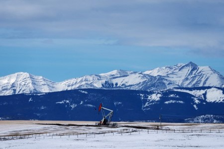 Oil prices decline over 1% on Chinese demand jitters