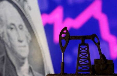 Oil prices settle 1% lower after surprise rise in US crude stockpiles