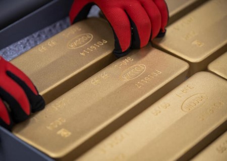 Gold extends record rally on dollar weakness, rate-cut bets