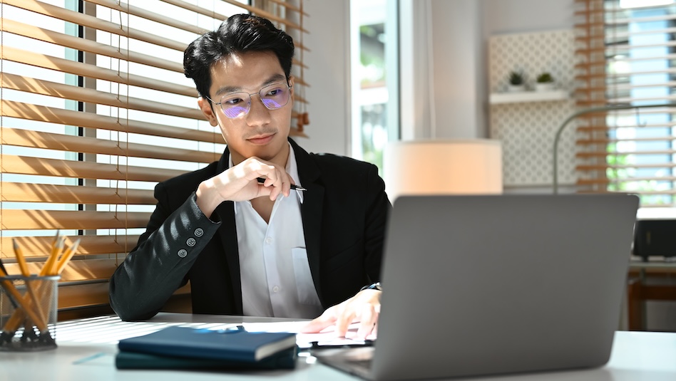 Investor looking at a laptop screen