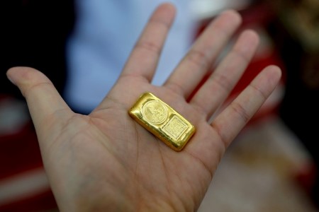 Gold rises on weaker dollar; investors await US jobs data