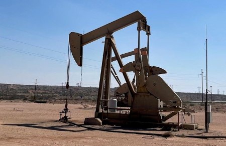 Oil falls on signs of weak US demand ahead of key jobs report