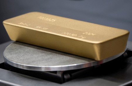 Gold hits near 2-week peak, investors focus on Fed appointments