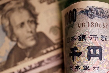 Dollar falls hits 7-week low as jobs gloom heightens Fed cut chances
