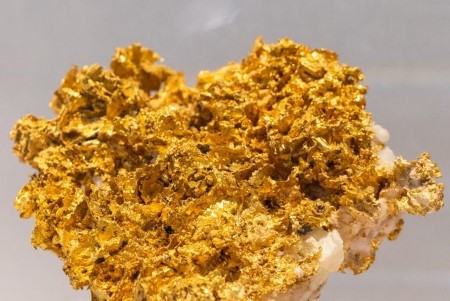 Gold falls over 1% on firm dollar, reduced rate cut bets