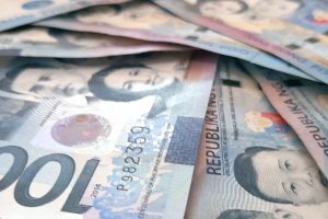 Peso recovers as tariff woes drag dollar