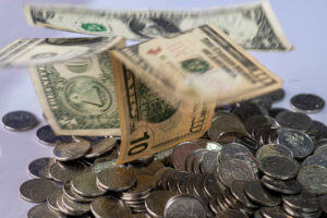 Peso hits new low PHP 60.69 vs dollar