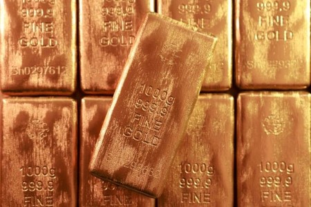 Gold retreats on strong dollar, tempered rate-cut bets