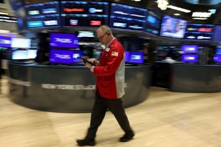 US stocks close up on Iran diplomacy hopes; tech leads rebound
