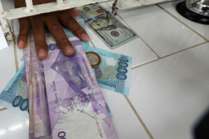 Peso sinks to record PHP 60.30 vs USD 1
